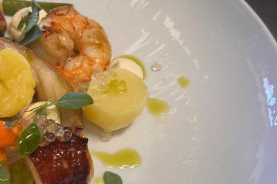 Miniature Traiteur Nice (Alpes-Maritimes) - Jo Chef Privé #38 Assiette gastronomique composée de crevettes, légumes, pommes de terre et perles de sauce, présentée avec soin.