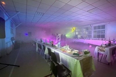 Texte écrit sur un miroir entouré d'une lumière rose, avec des décorations dorées et une table en arrière-plan.