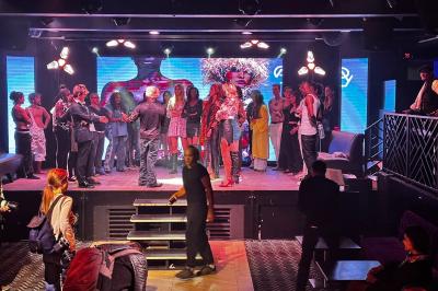 Miniature DJ Paris 5 (Paris) - Sergio Bekam #4 Un DJ portant un bonnet mixe de la musique sur une table de mixage dans un espace décoré pour les fêtes.