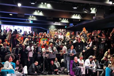 Miniature DJ Paris 5 (Paris) - Sergio Bekam #7 Un DJ portant un bonnet mixe de la musique sur une table de mixage dans un espace décoré pour les fêtes.