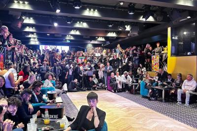 Miniature DJ Paris 5 (Paris) - Sergio Bekam #3 Un DJ portant un bonnet mixe de la musique sur une table de mixage dans un espace décoré pour les fêtes.