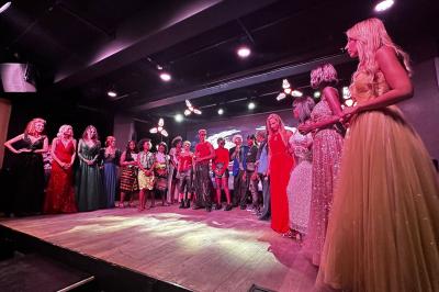 Miniature DJ Paris 5 (Paris) - Sergio Bekam #10 Un DJ portant un bonnet mixe de la musique sur une table de mixage dans un espace décoré pour les fêtes.