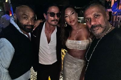 Miniature DJ Paris 5 (Paris) - Sergio Bekam #11 Un DJ portant un bonnet mixe de la musique sur une table de mixage dans un espace décoré pour les fêtes.