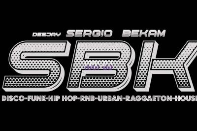 Miniature DJ Paris 5 (Paris) - Sergio Bekam #9 Un DJ portant un bonnet mixe de la musique sur une table de mixage dans un espace décoré pour les fêtes.