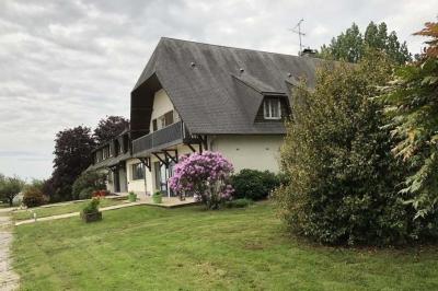 Miniature Location salle Le Teilleul (Manche) - Le Grand Gîte du Lac #2 Baby-foot en bois clair avec pieds noirs, situé dans une pièce au sol sombre et murs clairs avec une porte grise.