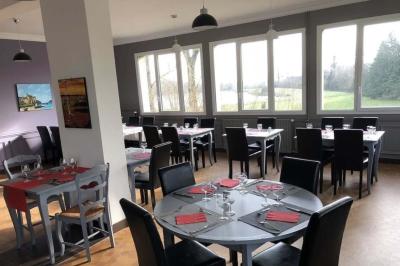 Miniature Location salle Le Teilleul (Manche) - Le Grand Gîte du Lac #11 Baby-foot en bois clair avec pieds noirs, situé dans une pièce au sol sombre et murs clairs avec une porte grise.