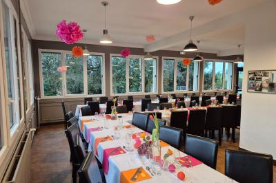 Miniature Location salle Le Teilleul (Manche) - Le Grand Gîte du Lac #6 Baby-foot en bois clair avec pieds noirs, situé dans une pièce au sol sombre et murs clairs avec une porte grise.