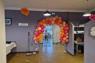 Miniature Location salle Le Teilleul (Manche) - Le Grand Gîte du Lac #9 Baby-foot en bois clair avec pieds noirs, situé dans une pièce au sol sombre et murs clairs avec une porte grise.