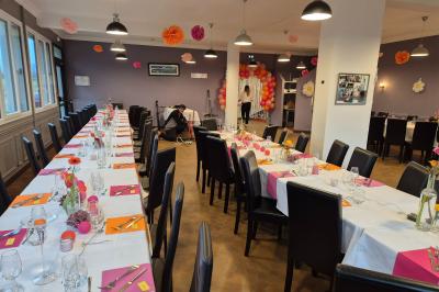 Miniature Location salle Le Teilleul (Manche) - Le Grand Gîte du Lac #7 Baby-foot en bois clair avec pieds noirs, situé dans une pièce au sol sombre et murs clairs avec une porte grise.