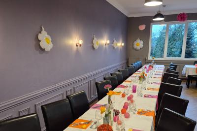 Miniature Location salle Le Teilleul (Manche) - Le Grand Gîte du Lac #8 Baby-foot en bois clair avec pieds noirs, situé dans une pièce au sol sombre et murs clairs avec une porte grise.