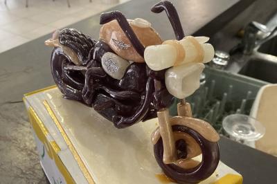 Miniature Traiteur Villecresnes (Val-de-Marne) - Clerence Traiteur #11 Brochettes de viande et légumes colorés disposées sur des plateaux en cuisine, avec des légumes frais en arrière-plan.