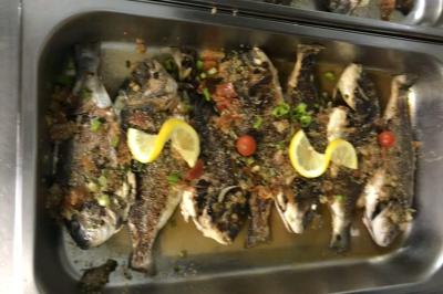 Miniature Traiteur Villecresnes (Val-de-Marne) - Clerence Traiteur #14 Brochettes de viande et légumes colorés disposées sur des plateaux en cuisine, avec des légumes frais en arrière-plan.