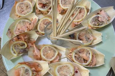 Miniature Traiteur Villecresnes (Val-de-Marne) - Clerence Traiteur #4 Brochettes de viande et légumes colorés disposées sur des plateaux en cuisine, avec des légumes frais en arrière-plan.