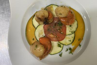 Miniature Traiteur Villecresnes (Val-de-Marne) - Clerence Traiteur #13 Brochettes de viande et légumes colorés disposées sur des plateaux en cuisine, avec des légumes frais en arrière-plan.