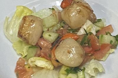 Plateau de fruits variés avec pastèque, ananas, raisins et fraises, disposés sur une table décorée.