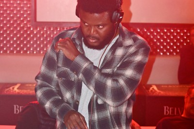Miniature DJ Argentré-du-Plessis (Ille-et-Vilaine) - Kondo Event's #10 Des personnes dansent sous une tente éclairée par des lumières colorées, avec une table de mixage au premier plan.