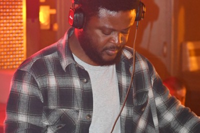 Miniature DJ Argentré-du-Plessis (Ille-et-Vilaine) - Kondo Event's #11 Des personnes dansent sous une tente éclairée par des lumières colorées, avec une table de mixage au premier plan.