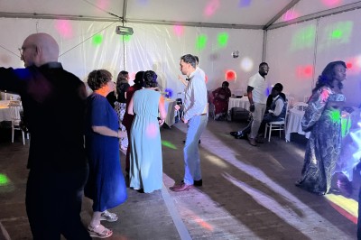 Miniature DJ Argentré-du-Plessis (Ille-et-Vilaine) - Kondo Event's #15 Des personnes dansent sous une tente éclairée par des lumières colorées, avec une table de mixage au premier plan.