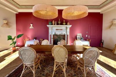 Miniature Location salle La Londe-les-Maures (Var) - Château de la Pascalette #3 Terrasse ensoleillée avec tables dressées pour un buffet, entourée de végétation et d'arbres imposants.