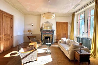 Miniature Location salle La Londe-les-Maures (Var) - Château de la Pascalette #6 Terrasse ensoleillée avec tables dressées pour un buffet, entourée de végétation et d'arbres imposants.