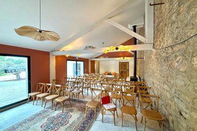 Miniature Location salle La Londe-les-Maures (Var) - Château de la Pascalette #8 Terrasse ensoleillée avec tables dressées pour un buffet, entourée de végétation et d'arbres imposants.