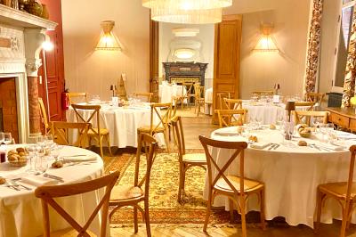 Miniature Location salle La Londe-les-Maures (Var) - Château de la Pascalette #5 Terrasse ensoleillée avec tables dressées pour un buffet, entourée de végétation et d'arbres imposants.