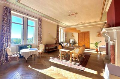 Miniature Location salle La Londe-les-Maures (Var) - Château de la Pascalette #4 Paysage avec des champs verdoyants, des arbres, un lac en arrière-plan et des collines sous un ciel bleu dégagé.