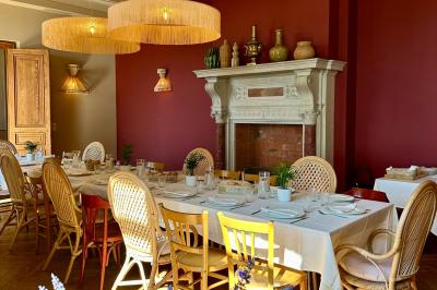 Miniature Location salle La Londe-les-Maures (Var) - Château de la Pascalette #2 Paysage avec des champs verdoyants, des arbres, un lac en arrière-plan et des collines sous un ciel bleu dégagé.