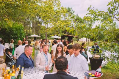 Salle de bain avec un grand miroir doré, deux vasques noires, robinetterie dorée et décoration moderne.