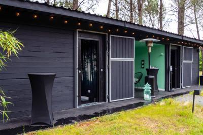 Salle de bain avec un grand miroir doré, deux vasques noires, robinetterie dorée et décoration moderne.