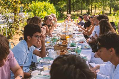 Salle de bain avec un grand miroir doré, deux vasques noires, robinetterie dorée et décoration moderne.