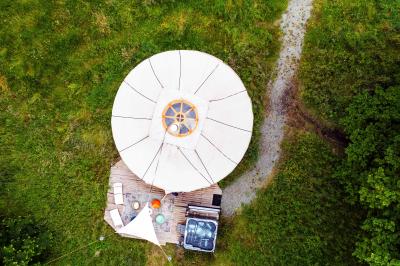 Salle de bain avec un grand miroir doré, deux vasques noires, robinetterie dorée et décoration moderne.