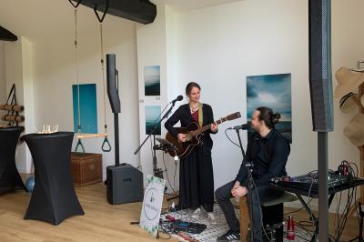 Salle de bain avec un grand miroir doré, deux vasques noires, robinetterie dorée et décoration moderne.
