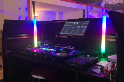 Salle de bain avec un grand miroir doré, deux vasques noires, robinetterie dorée et décoration moderne.
