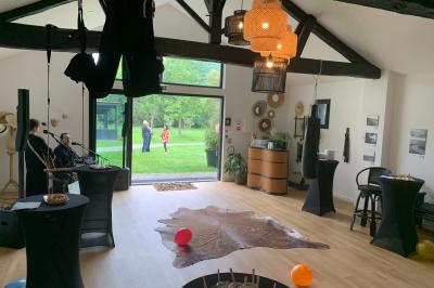 Salle de bain avec un grand miroir doré, deux vasques noires, robinetterie dorée et décoration moderne.