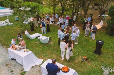Salle de bain avec un grand miroir doré, deux vasques noires, robinetterie dorée et décoration moderne.