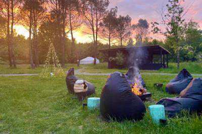 Salle de bain avec un grand miroir doré, deux vasques noires, robinetterie dorée et décoration moderne.