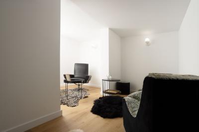 Salle de bain avec un grand miroir doré, deux vasques noires, robinetterie dorée et décoration moderne.