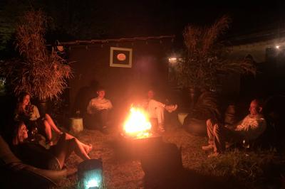 Salle de bain avec un grand miroir doré, deux vasques noires, robinetterie dorée et décoration moderne.