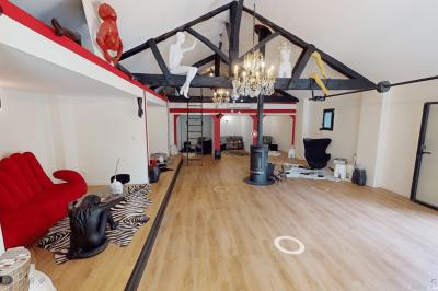 Salle de bain avec un grand miroir doré, deux vasques noires, robinetterie dorée et décoration moderne.
