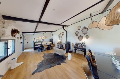 Salle de bain avec un grand miroir doré, deux vasques noires, robinetterie dorée et décoration moderne.