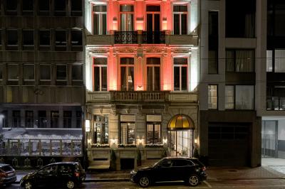 Couloir avec parquet en bois sombre, éclairé par des panneaux lumineux aux motifs géométriques.