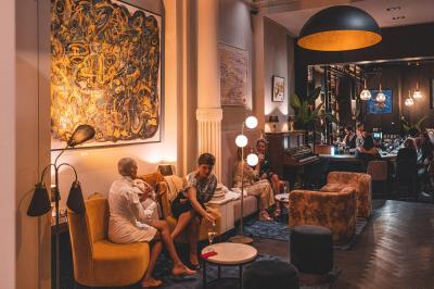 Couloir avec parquet en bois sombre, éclairé par des panneaux lumineux aux motifs géométriques.