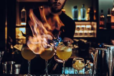 Miniature Location salle Bruxelles (Bruxelles-Capitale) - Harmon House #5 Main ajustant des commandes sur une table de mixage éclairée dans une ambiance sombre et lumineuse.