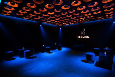 Miniature Location salle Bruxelles (Bruxelles-Capitale) - Harmon House #3 Main ajustant des commandes sur une table de mixage éclairée dans une ambiance sombre et lumineuse.