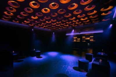 Miniature Location salle Bruxelles (Bruxelles-Capitale) - Harmon House #2 Main ajustant des commandes sur une table de mixage éclairée dans une ambiance sombre et lumineuse.