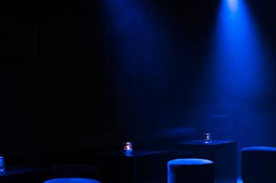 Miniature Location salle Bruxelles (Bruxelles-Capitale) - Harmon House #12 Main ajustant des commandes sur une table de mixage éclairée dans une ambiance sombre et lumineuse.