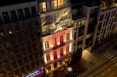 Miniature Location salle Bruxelles (Bruxelles-Capitale) - Harmon House #7 Main ajustant des commandes sur une table de mixage éclairée dans une ambiance sombre et lumineuse.