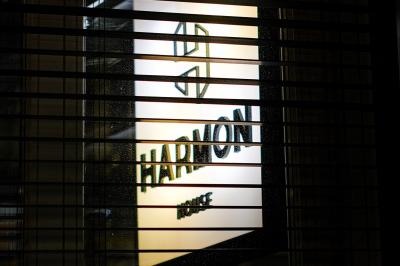 Miniature Location salle Bruxelles (Bruxelles-Capitale) - Harmon House #9 Main ajustant des commandes sur une table de mixage éclairée dans une ambiance sombre et lumineuse.