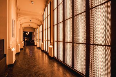 Miniature Location salle Bruxelles (Bruxelles-Capitale) - Harmon House #6 Main ajustant des commandes sur une table de mixage éclairée dans une ambiance sombre et lumineuse.